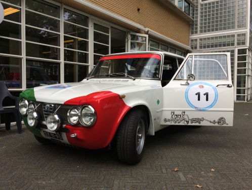 Petra rijdt een rondje in een Alfa Romeo Giulia uit '66