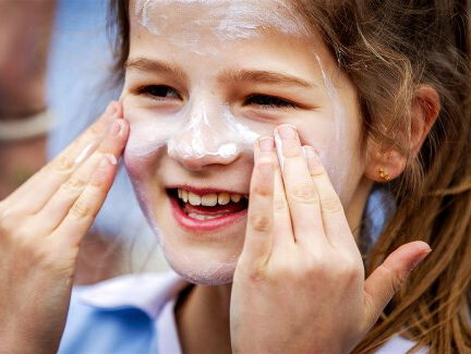 Zwembad deelt gratis zonnebrand uit