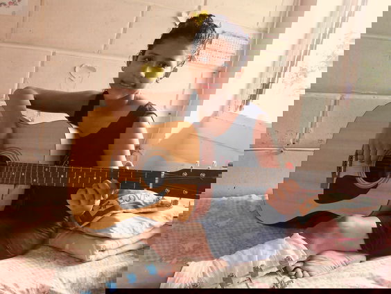 Muzikant Erwin Musper runt een weeshuis in Ecuador