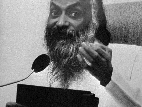 1985: Bhagwan is gearresteerd. Maroesja Perizonius vertelt hoe ze dat als kind meemaakte