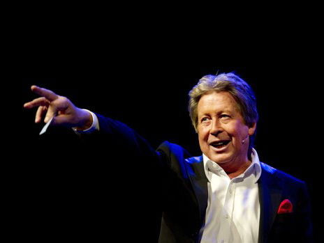 Hans Kazàn gaat goochelen bij MAX ouderenjournaal