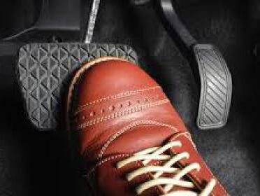 Auto's gaan rijden zonder rempedaal