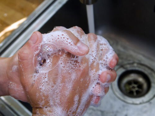 Wist je dat desinfecterende gel ook gevaarlijk kan zijn?