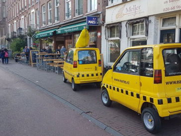 Manuela rijdt mee in een Canta naar de studio