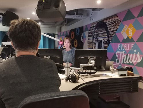 Kitty Jansen geeft uitleg over de verschillende prentjes