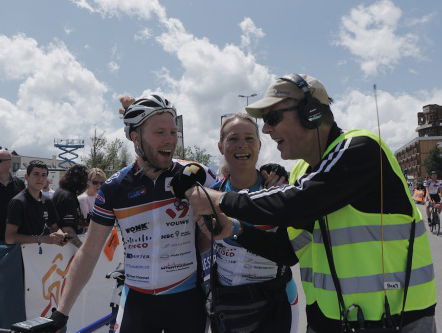 Bert Kranenbarg komt na 14 kilometer klimmen aan bij de finish!