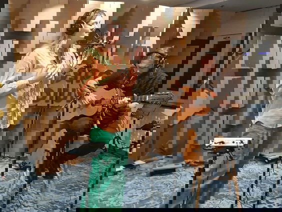 Volgspot Podium: 'Regenjas' - OKRA