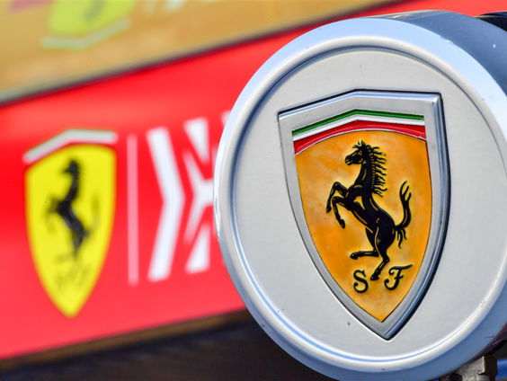 Red het Ferrariwrak!