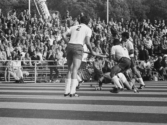 Hockeyers voor het eerst op kunstgras in 1976