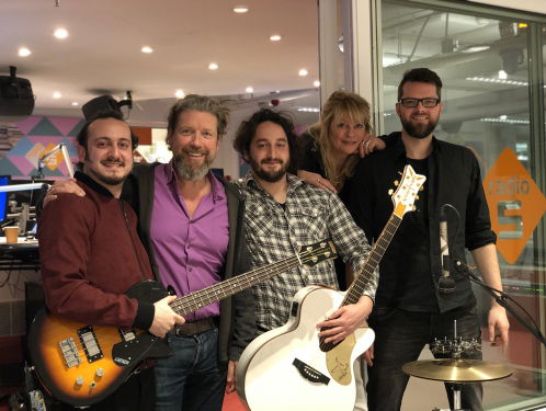 Rocktrio Spitfire speelt een akoestische versie van 'Call me - Blondie' in Club de MAX!