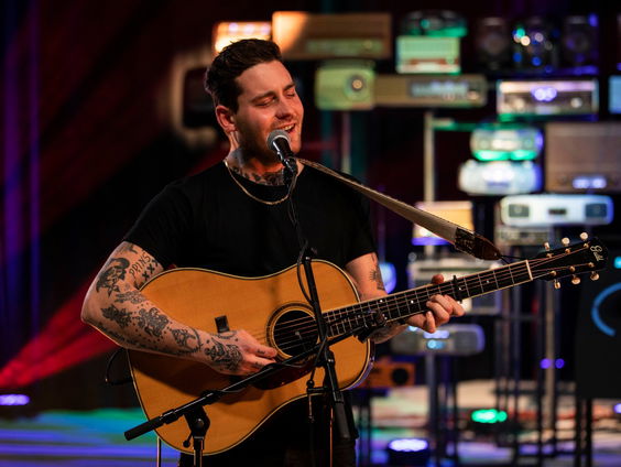 Douwe Bob speelt live 'Was It Just Me' en 'Slow Down'