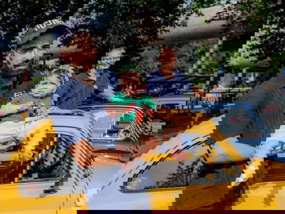 Mischa rijdt voor vlinderkinderen