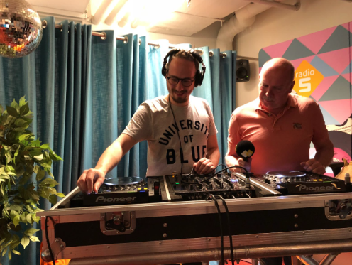 DJ Tommy leert alles over de hits van nu