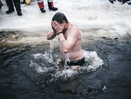 Fergil Hesterman doet mee aan Open Oostenrijks Kampioenschap ijszwemmen
