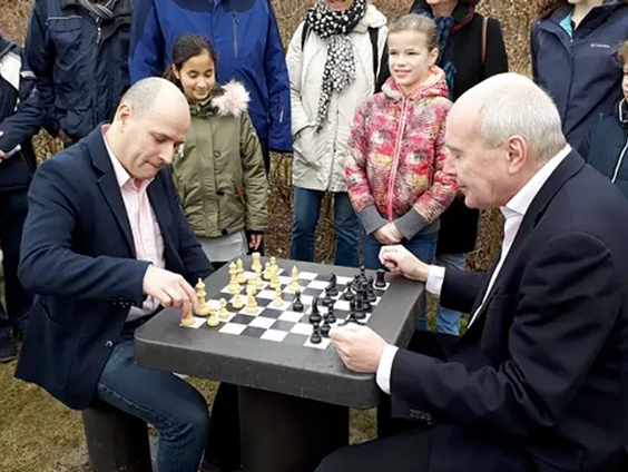 Steeds meer schaaktafels in parken en pleinen!