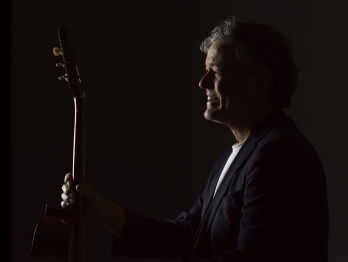 Charles Groenhuijsen gaat het theater in