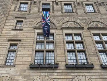 'Vrolijk zenuwachtige sfeer op stadhuis over loting Songfestival'
