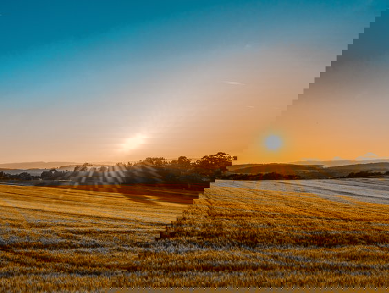 De zon komt op en schijnt positiviteit