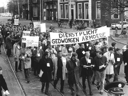 De dienstplicht: verplicht je plunjezak pakken.