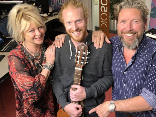 Singer-songwriter Jono McCleery is te gast in De MAX! En praat een beetje Nederlands