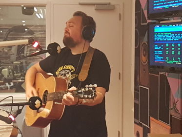 Tim Knol live in Volgspot met 'Far from me now'