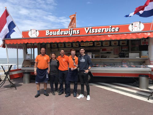 Doorwerkers in de zomer: de visboer in Zandvoort
