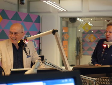 Piet en Fred vertellen over hoe een popdienst werkt