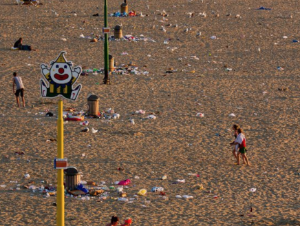 Foto van vervuild strand van fotograaf Stefan gaat viral