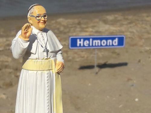 Stadskunstenaar Helmond krijgt foto's vanuit de hele wereld met plaatsnaambordjes