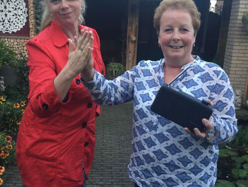 Astrid de Jong deelt radio's uit aan NPO Radio 5-luisteraars!