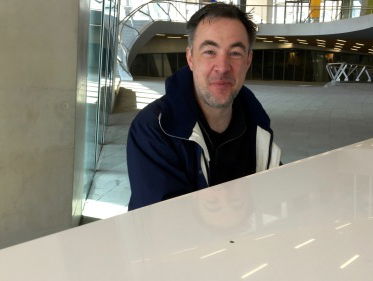 Hans Jansen doet het dinsdag op 16 piano's!