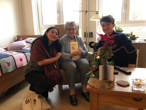 Dominique brengt kerstkaarten naar eenzame ouderen