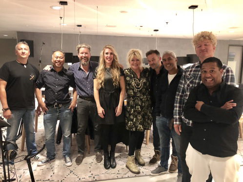 Joyce Rising speelt haar nieuwe single en maakt een vuist tegen pesten!