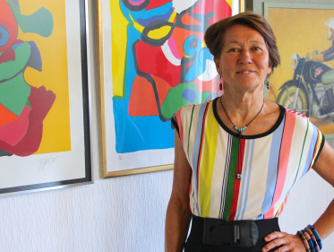 Valse meesterwerken kijken in het valse kunst museum Vledder