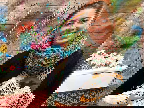 Kunstenares Wendy maakt kleine kunstwerkjes op sneakers