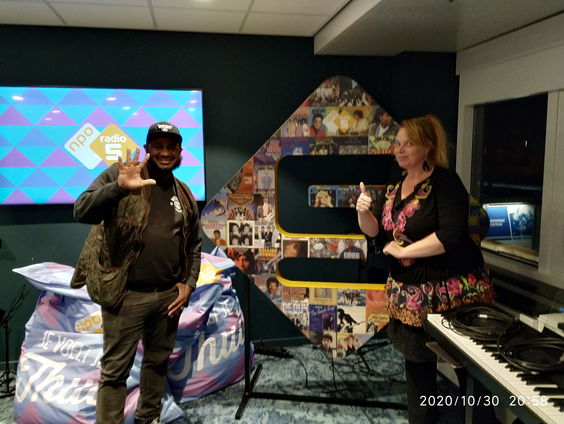 De Bajes gedichtenwedstrijd. Blackrockstar Rivelino Rigters zette 'Sta op' van Roxana op muziek.