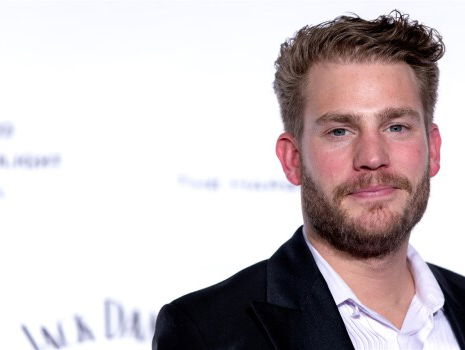 Tim Akkerman mag als Jezus 'Zing Vecht Huil...' en 'IJskoud' zingen