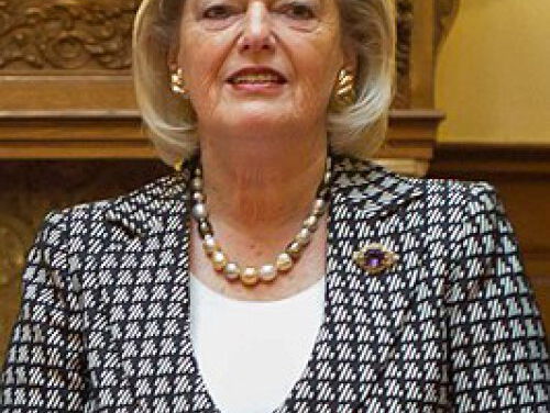 Eerste Kamervoorzitter Ankie Broekers-Knol gaat het theater in