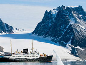 Bernice Notenboom is met directeuren op weg naar Spitsbergen