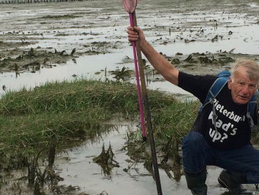 Laarzen aan en gaan, Yvonne op het wad