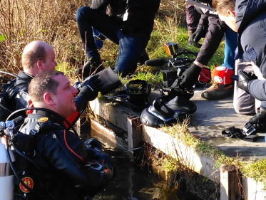 NK oliebollen eten onderwater