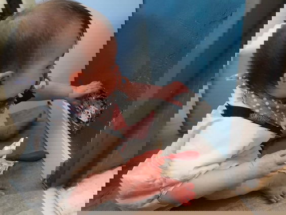 Vingers in het stopcontact en bungelen aan een klif: Kenny is de beste oppaspapa!