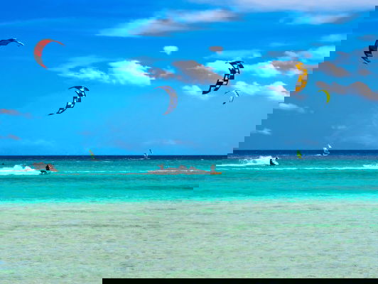 Tony Howard van 76 jaar doet nog steeds aan kitesurfen op zee