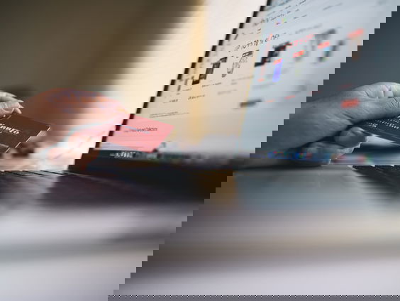 Waar moet je allemaal op letten tijdens het Online Shoppen? Jeanine Janssen vertelt daar alles over!