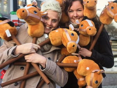 Hoogeveen racet op een stokpaard