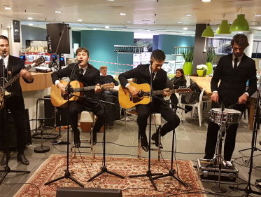 Vezpa live in Volgspot - 'Bus stop' van The Hollies