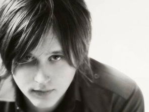 Bertolf speelt bij de buren het 'Slabakspel' en legt uit hoe het werkt.