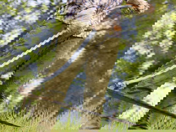 De 73-jarige Theun Kok doet dit weekend mee aan het NK Zeismaaien!