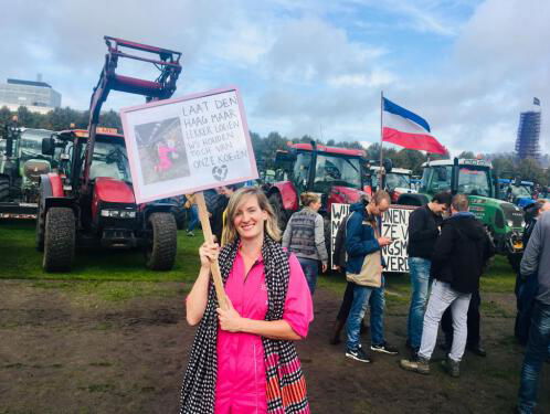 Verslaggever Joris Kreugel staat tussen de boeren op het Malieveld