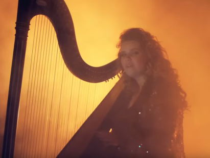 Op weg naar het Songfestival 2020: Iris Kroes voor Zwitserland?